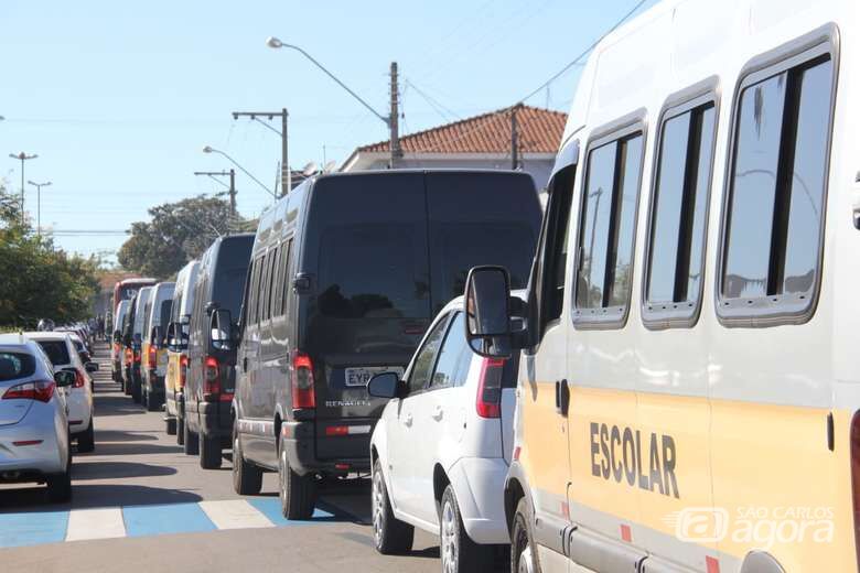 Sem combustível, vans escolares deixarão de transportar alunos - Crédito: Maycon Maximino