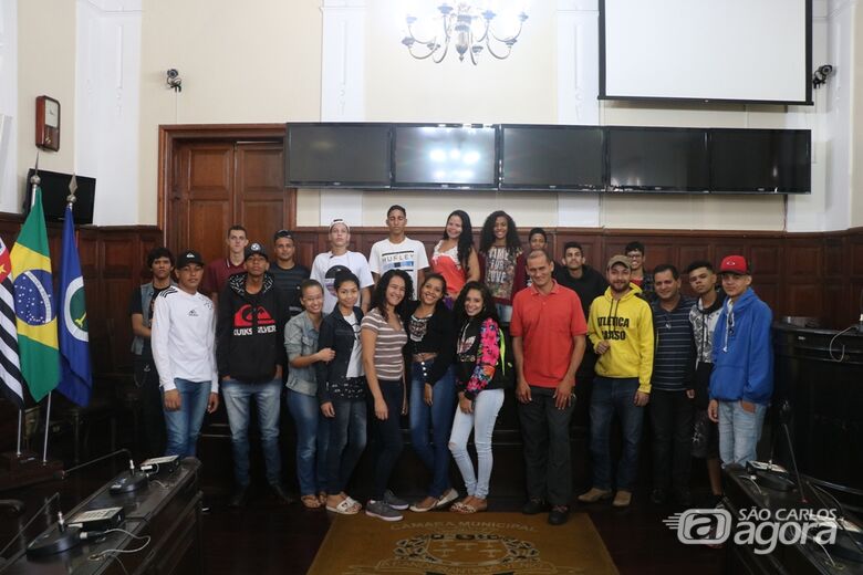 Os estudantes na sala das sessões ao lado dos vereadores Dimitri Sean e Roselei Françoso e durante palestra - Crédito: Divulgação