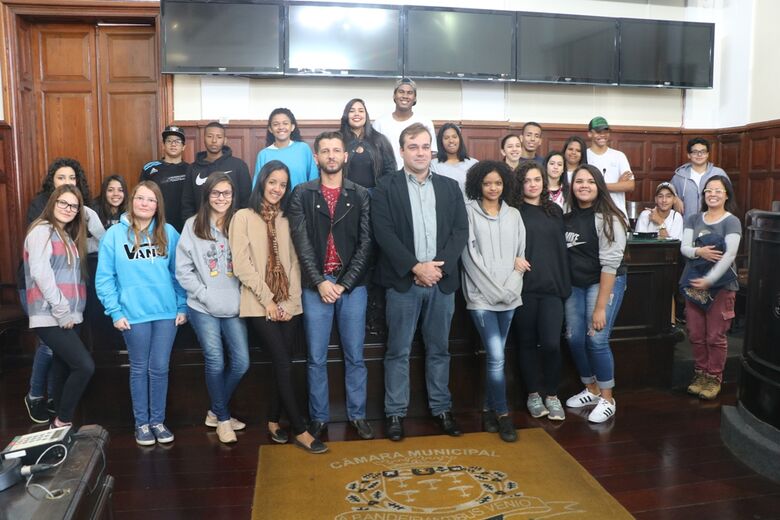 Alunos da Escola Estadual “Maria Ramos” na sala das sessões da Câmara Municipal - Crédito: Divulgação