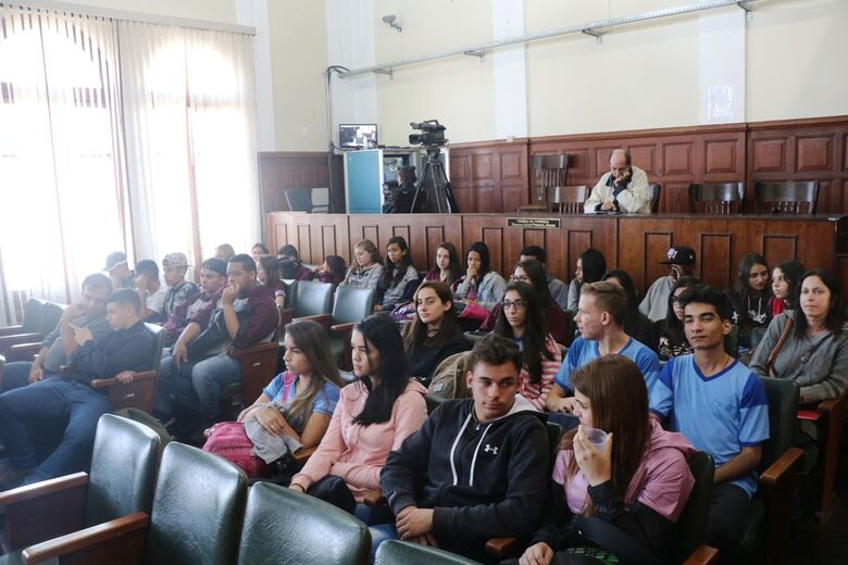 Estudantes com na Sala da Presidência e no Plenário durante visita ao Legislativo Municipal - Crédito: Divulgação