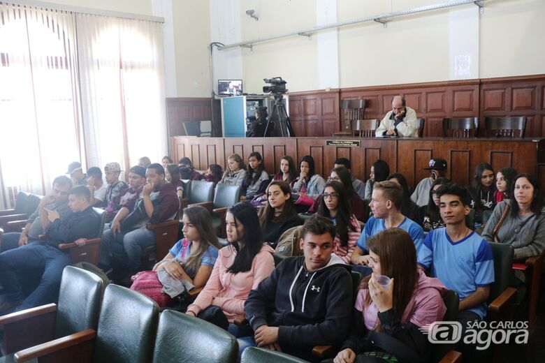 Estudantes com na Sala da Presidência e no Plenário durante visita ao Legislativo Municipal - Crédito: Divulgação
