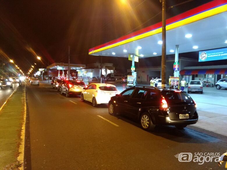 Motoristas protestam contra o preço do combustível em São Carlos - Crédito: Luciano Lopes