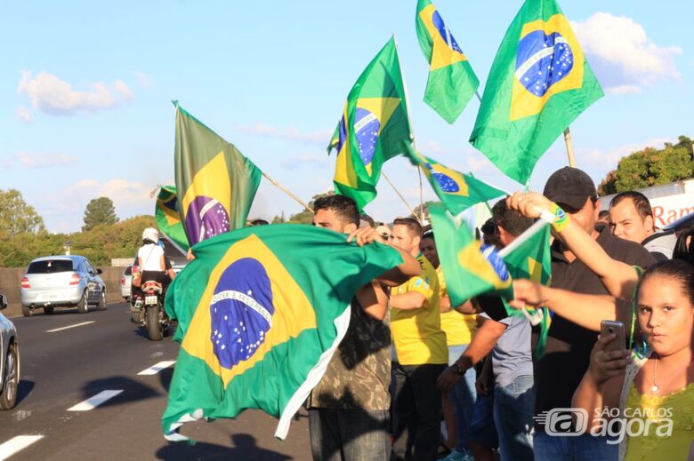 Manifesto reúne cerca 500 pessoas que pedem intervenção militar e "Fora Temer" - Crédito: Marco Lúcio