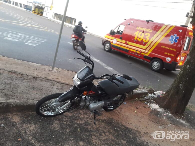 Jovem fica ferido em acidente de moto próximo a Praça Itália -