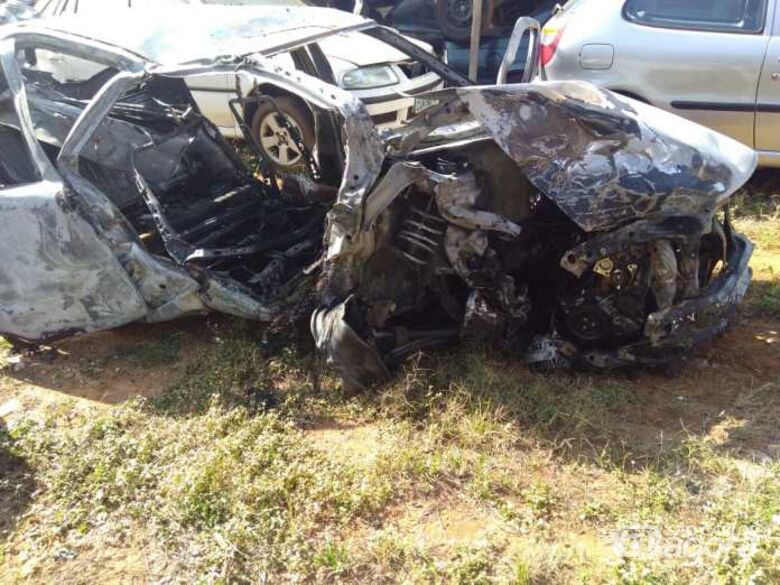 Após colisão, carro pegou fogo - Crédito: Repórter Beto Ribeiro
