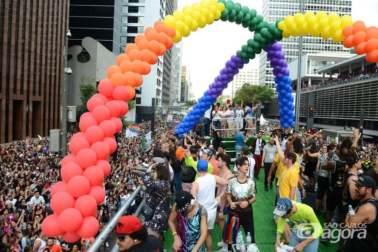São Paulo - Quase 20 trios elétricos animam o público da 21ª Parada do Orgulho LGBT, na Avenida Paulista (Rovena Rosa/Agência Brasil)/Rovena Rosa/Agência Brasil - 