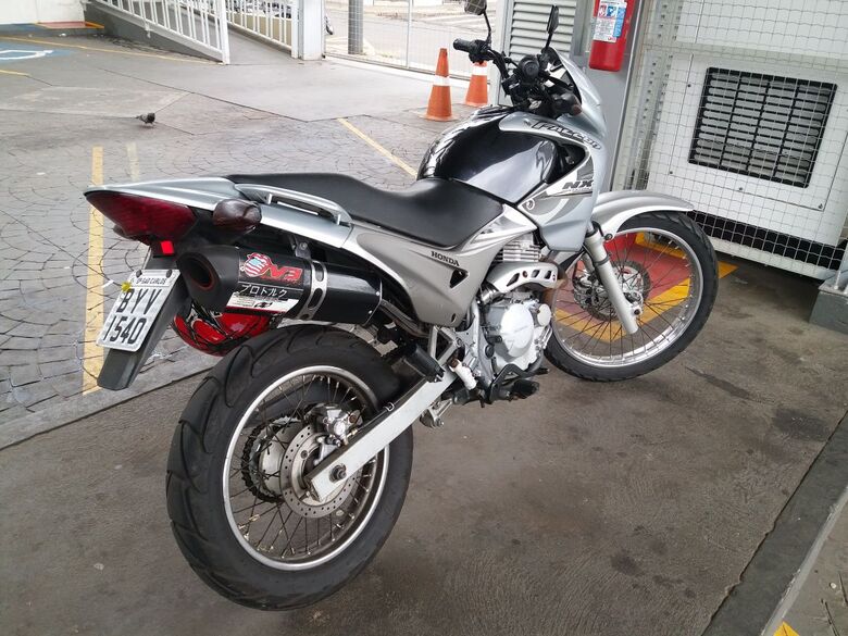 A moto foi recuperada pela PM após perseguição policial - Crédito: Maycon Maximino