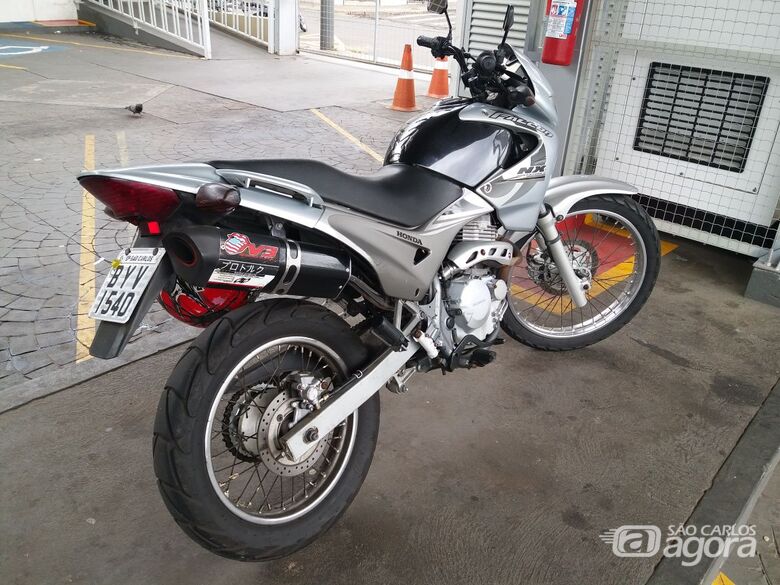 A moto foi recuperada pela PM após perseguição policial - Crédito: Maycon Maximino