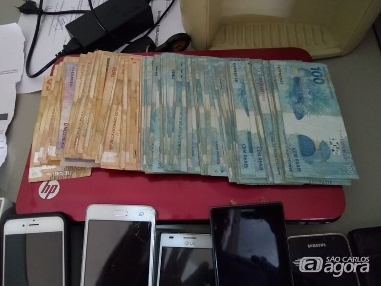 PM encontra comprimidos de ecstasy e mais de R$ 15 mil no Jardim das Torres - Crédito: Divulgação/PM