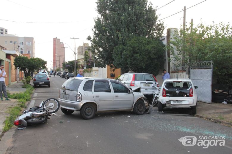 Motociclista é arremessada a distância em acidente com cinco veículos - Crédito: Maycon Maximino