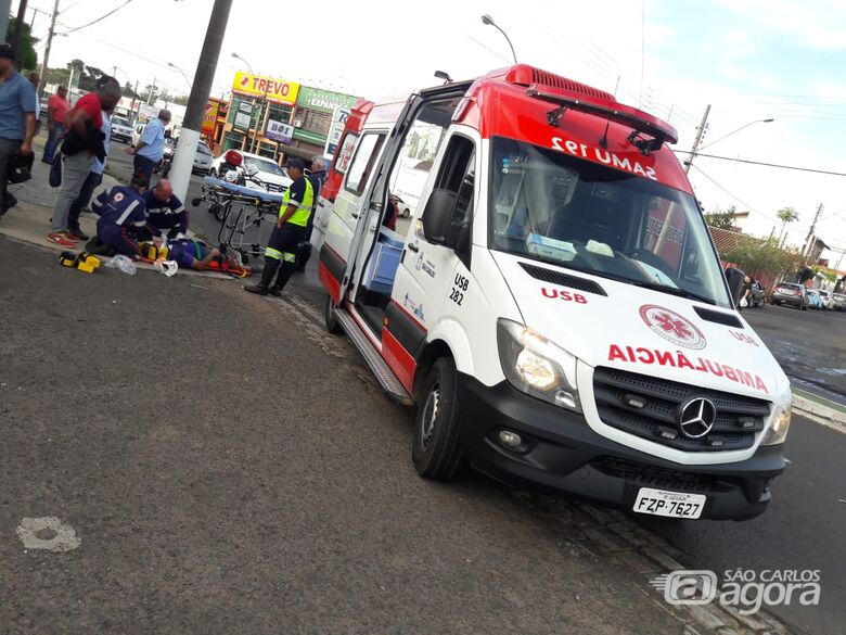 Motociclista quando recebia atendimento do Samu - Crédito: Maycon Maximino