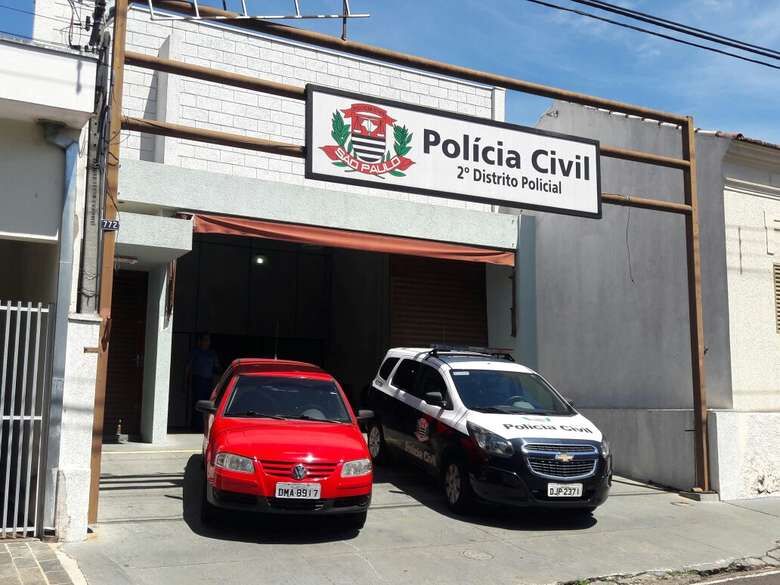 Dupla rouba carro de motorista em semáforo na Getúlio Vargas - 
