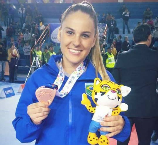 Gabi comemora a medalha de bronze: vaga para o Pan-Americano - Crédito: Divulgação
