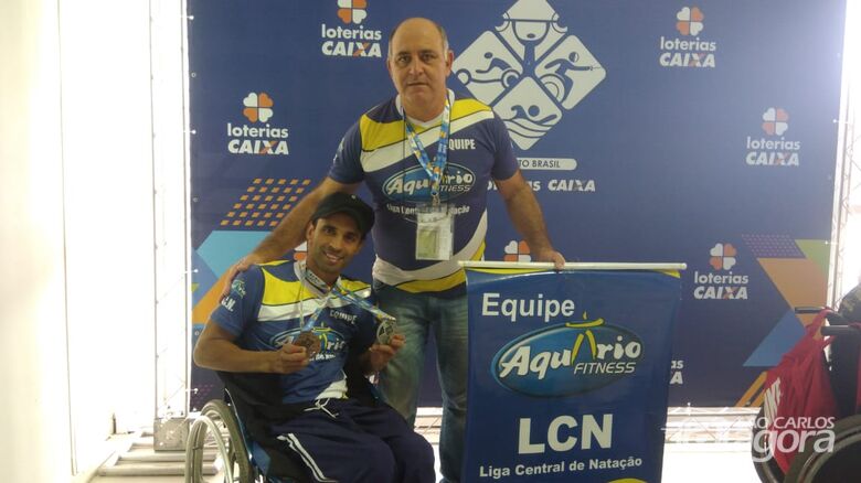 Elton exibe ao lado do técnico Mitcho Bianchi, as medalhas conquistadas em São Paulo - Crédito: Divulgação