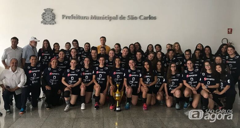 Time de handebol feminino durante a homenagem ocorrida no Paço Municipal - Crédito: Marcos Escrivani