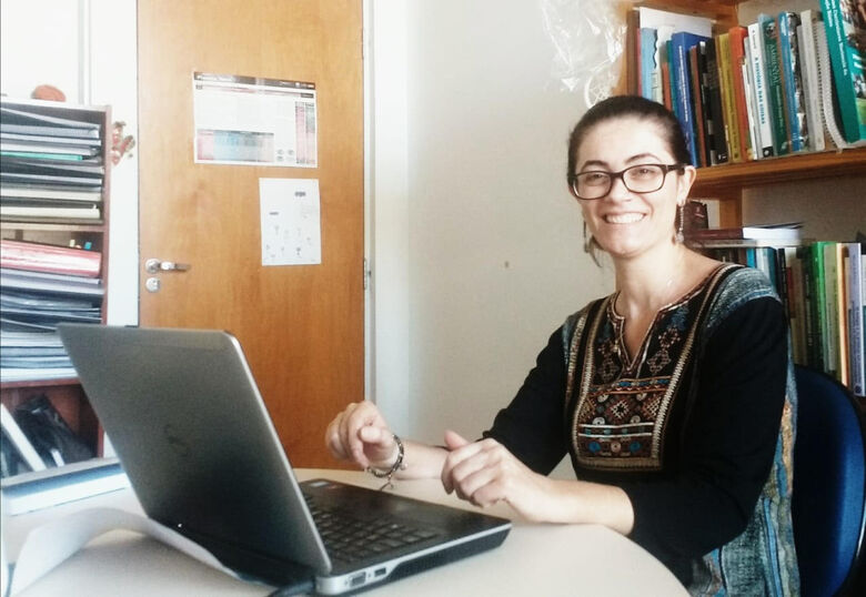 Fernanda Silva irá trabalhar com materiais produzidos pelos estudantes de licenciatura nas disciplinas de orientação de estágio - Crédito: Fábio Rogério - CCS/UFSCar