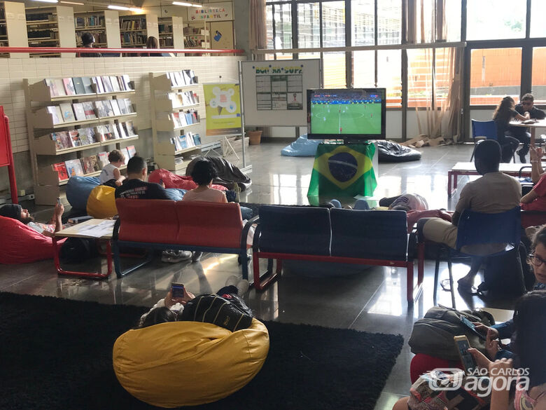 Jogos da Copa são transmitidos no espaço de convivência da BCo - Crédito: Adriana Arruda - CCS/UFSCar