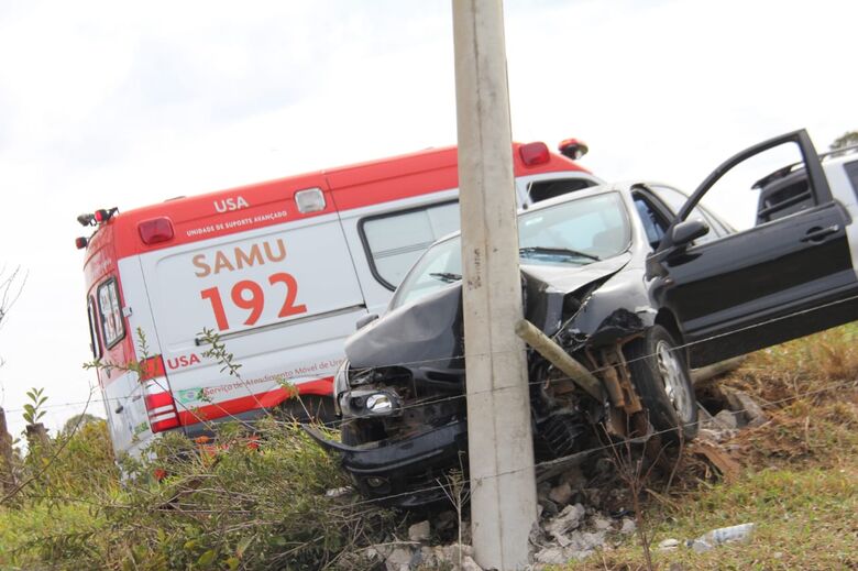 Carro colidiu em um poste e teve a parte frontal destruída devido o impacto - Crédito: Maycon Maximino