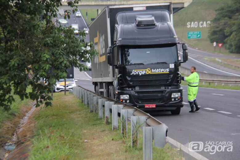 Carreta da dupla Jorge e Mateus se envolve em acidente em São Carlos - 