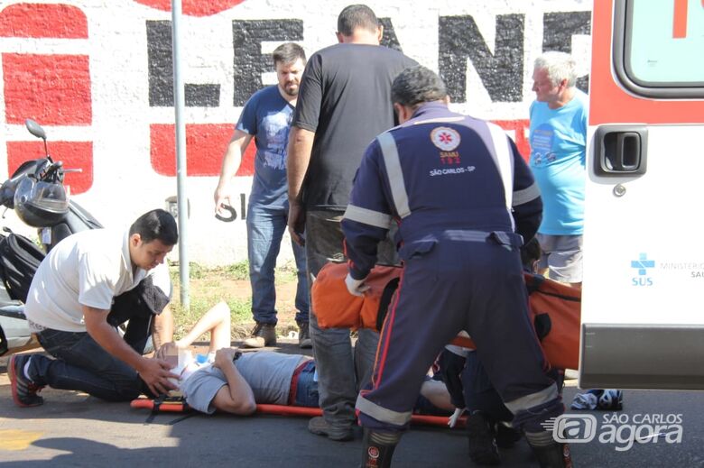 Motociclista sofre queda e fratura a perna - Crédito: Maycon Maximino