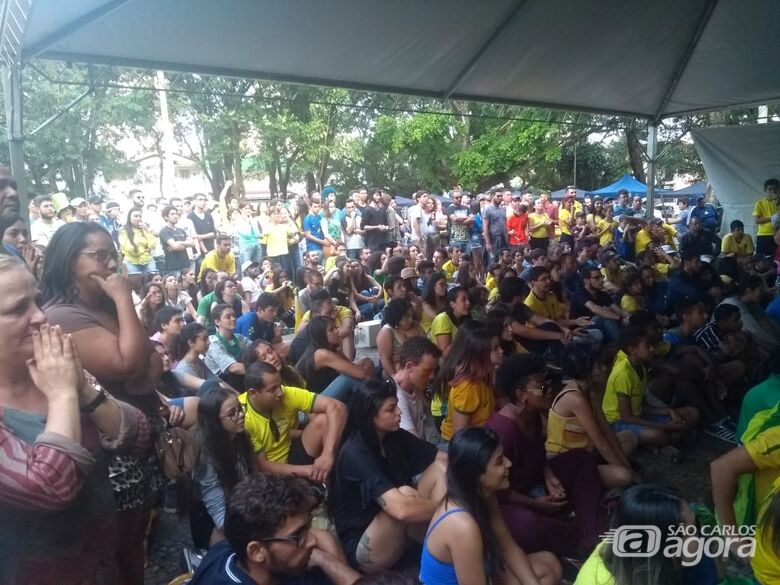 Torcida do Brasil foi na praça da XV para empurrar a seleção... Mas... - Crédito: Divulgação