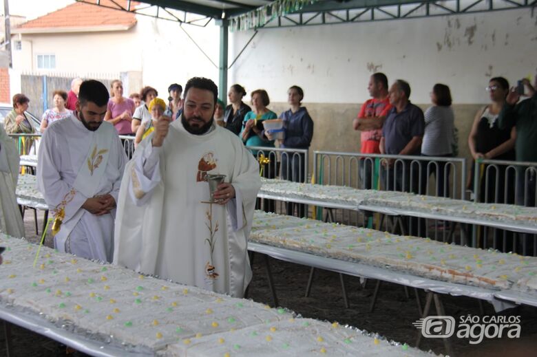 Padre Marcio Gaído durante a bênção ao bolo de Santo Antonio - Crédito: Maycon Maximino