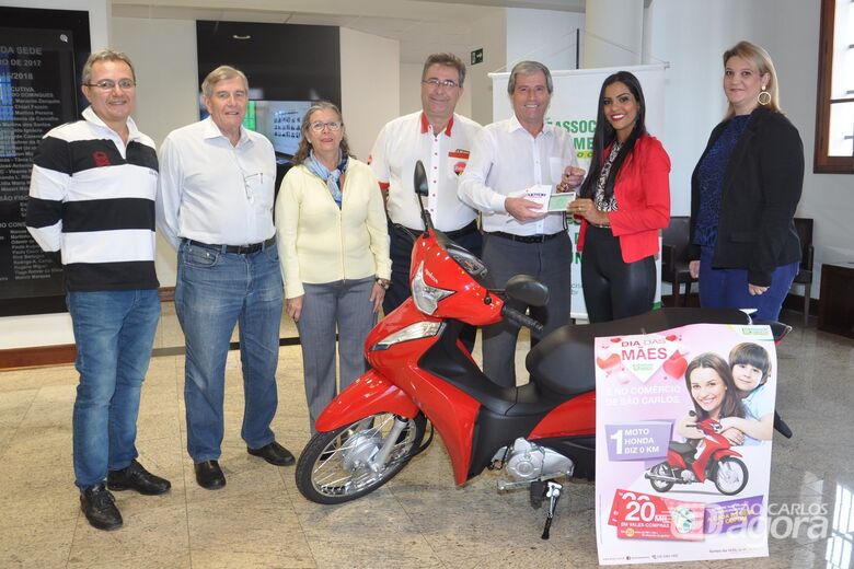 ACISC entrega prêmio da campanha do Dia das Mães -
