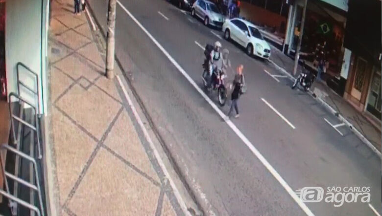Vídeo mostra atropelamento de idosa e fuga de motociclista na avenida São Carlos - Crédito: Divulgação