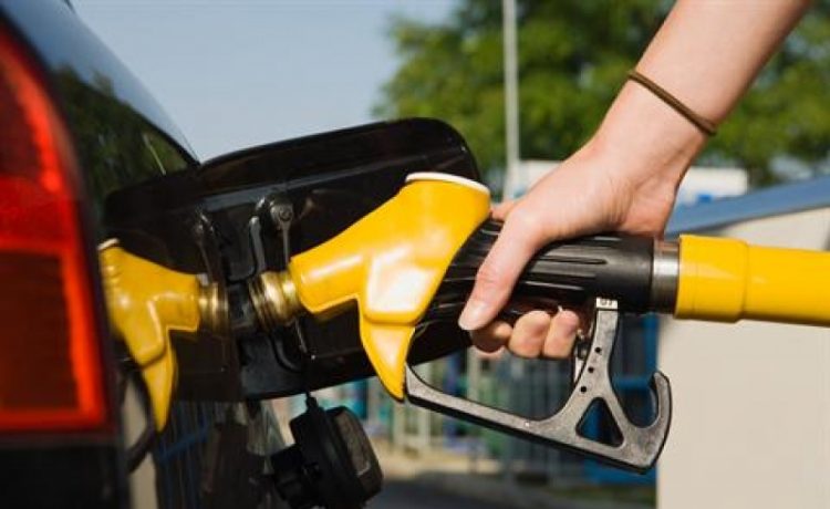 Petrobras anuncia aumento de 1,3% no preço da gasolina nas refinarias - Crédito: Agência Brasil