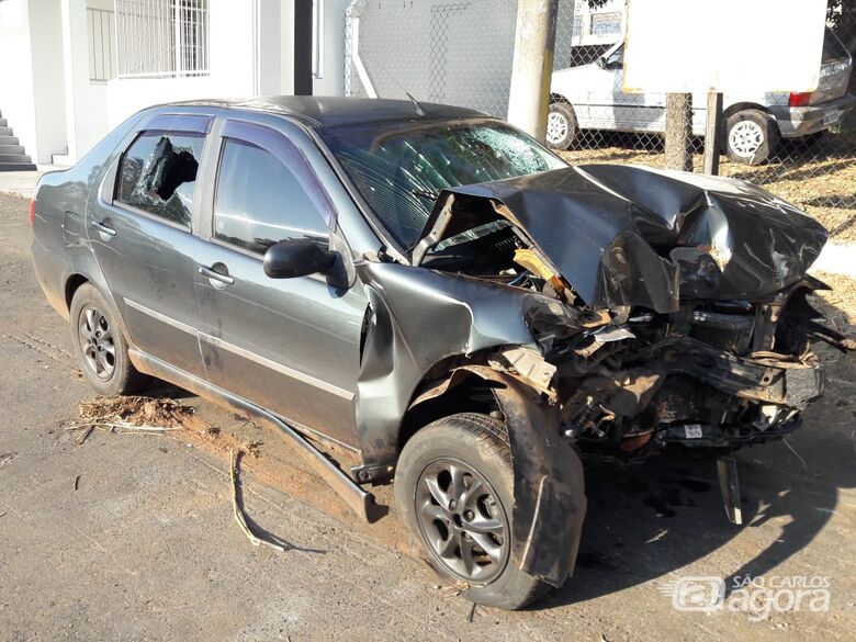 Homem morre após colidir carro em árvore na SP-215 - Crédito: Maycon Maximino