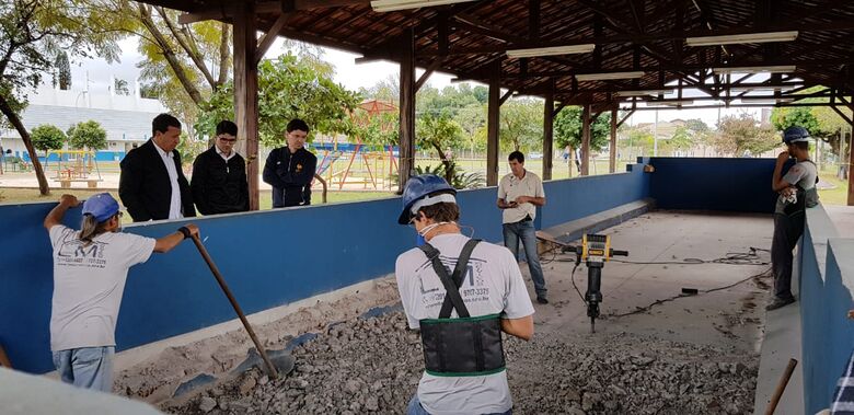 Prefeitura inicia reforma da cancha da FESC -