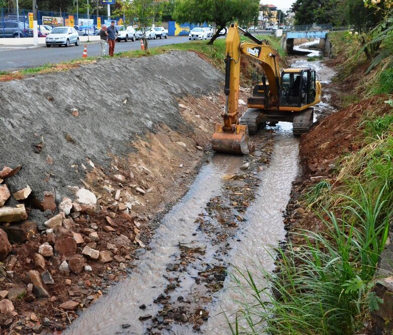 Obras de reconstrução do leito do Gregório continuam -