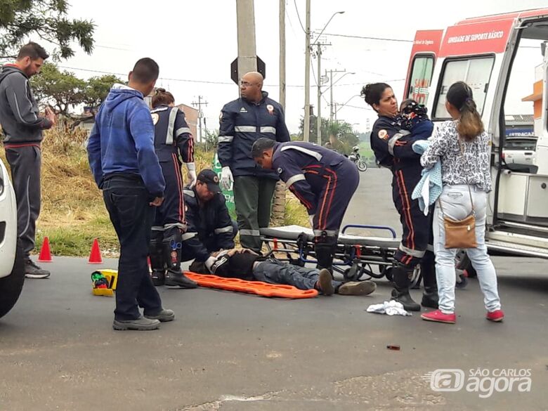 Motociclista e bebê quando recebia socorro do Samu - Crédito: Maycon Maximino