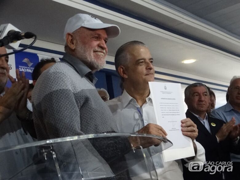Márcio França ao lado de Airton Garcia durante anúncio de R$ 24 milhões em recape para São Carlos - Crédito: Marcos Escrivani
