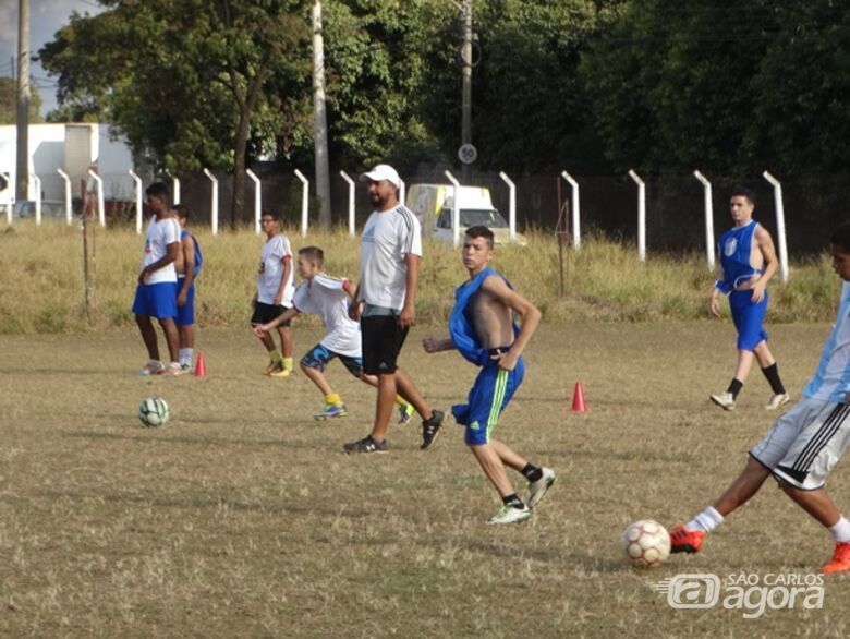 Garotos buscam o sonho de ser jogador de futebol; Tchula busca formar cidadãos e pais de família - Crédito: Marcos Escrivani