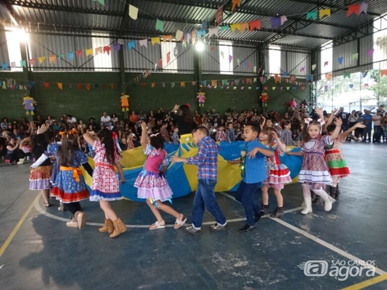 Uma das apresentações proporcionadas pelos pequenos alunos para delírio dos “papais corujas” - Crédito: Marcos Escrivani