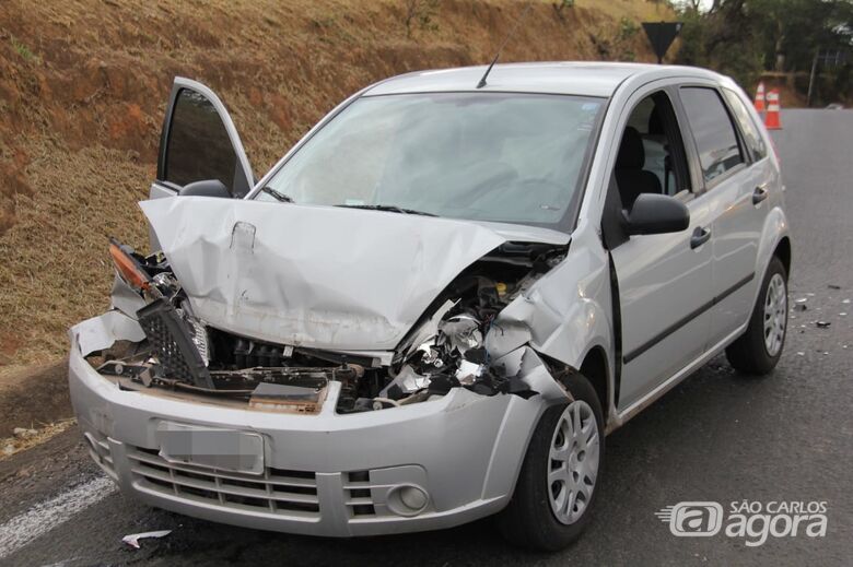 Frente do carro ficou destruído após o impacto - Crédito: Maycon Maximino