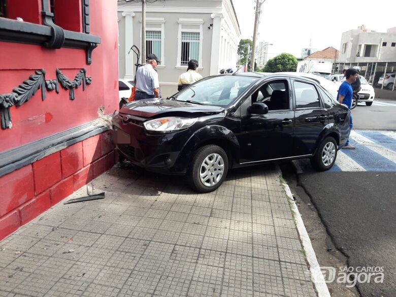 Fiesta foi parar em cima da calçada - Crédito: Maycon Maximino