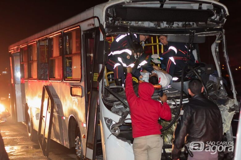 Ônibus bate atrás de caminhão na Washington Luis - Crédito: Foto Marco Lúcio