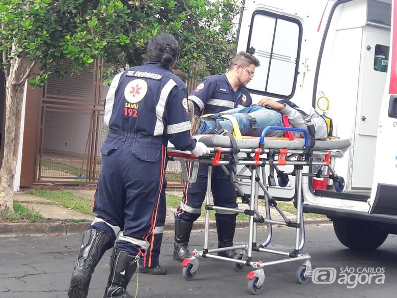 Pintor caiu da escada e necessitou passar por atendimento médico - Crédito: Maycon Maximino