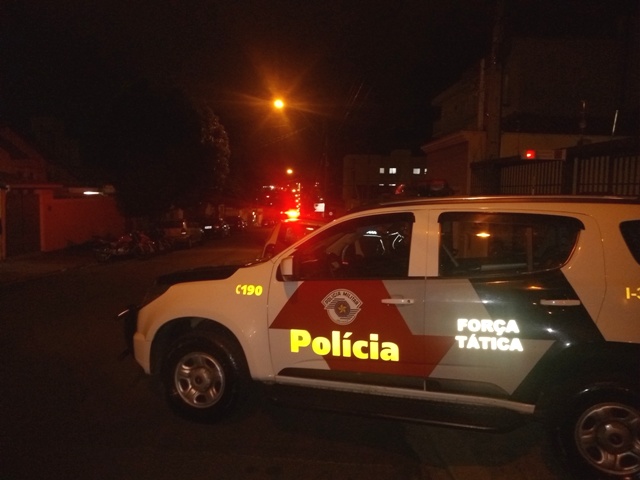 Polícia Militar e fiscais da Prefeitura acabaram com a bagunça em uma república - Crédito: Divulgação