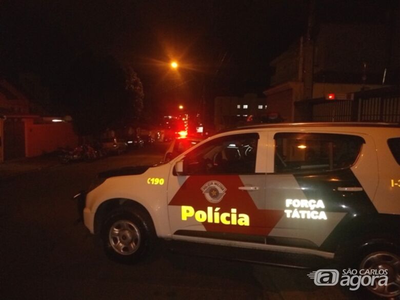 Polícia Militar e fiscais da Prefeitura acabaram com a bagunça em uma república - Crédito: Divulgação