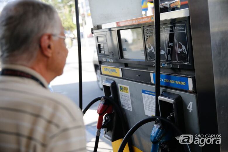 Agência Nacional do Petróleo diz que preço médio da gasolina caiu pela terceira semana consecutiva e ficou em R$ 4,538 por litro - Crédito: Fernando Frazão/Agência Brasil