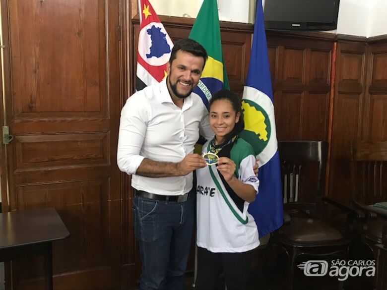 Vereador Rodson e carateca Thamires, atleta conquistou 2º lugar no Campeonato Brasileiro de Karatê em sua categoria - Crédito: Assessoria do vereador