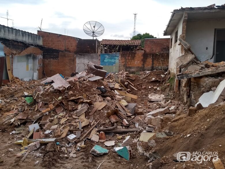 Imóvel usado por usuários de drogas é demolido no Jardim Beatriz - Crédito: Colaborador