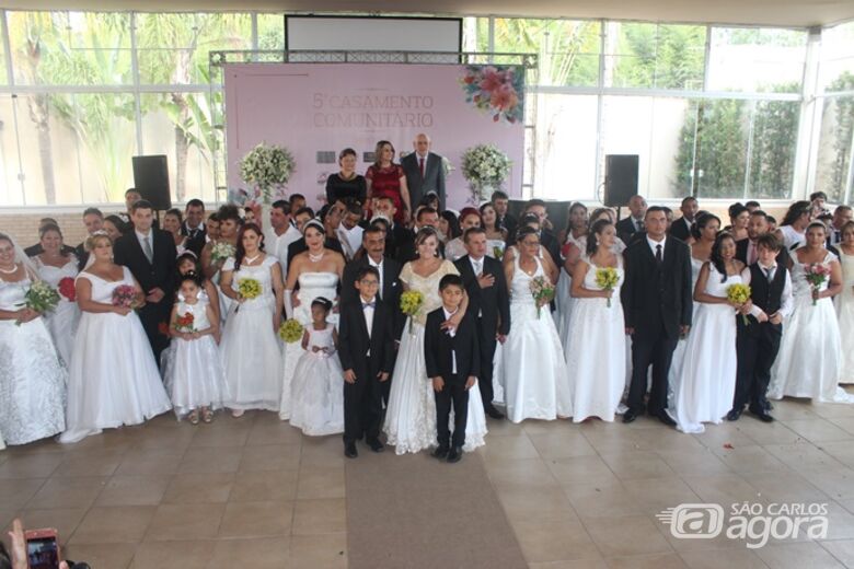 Durante casamento comunitário, 48 casais se uniram neste domingo - Crédito: Abner Amiel/Folha São Carlos e Região