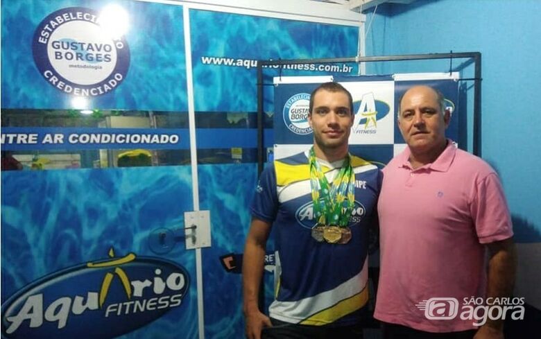 Michael com seu técnico (e pai) Mitcho: ouro no Brasileiro Másters de Natação - Crédito: Marcos Escrivani
