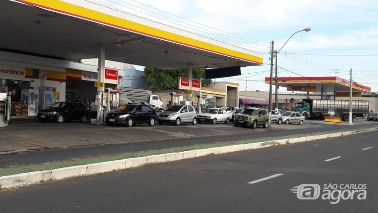 Ameaça de nova greve faz aumentar movimento nos postos de São Carlos - Crédito: Fotos Maycon Maximino