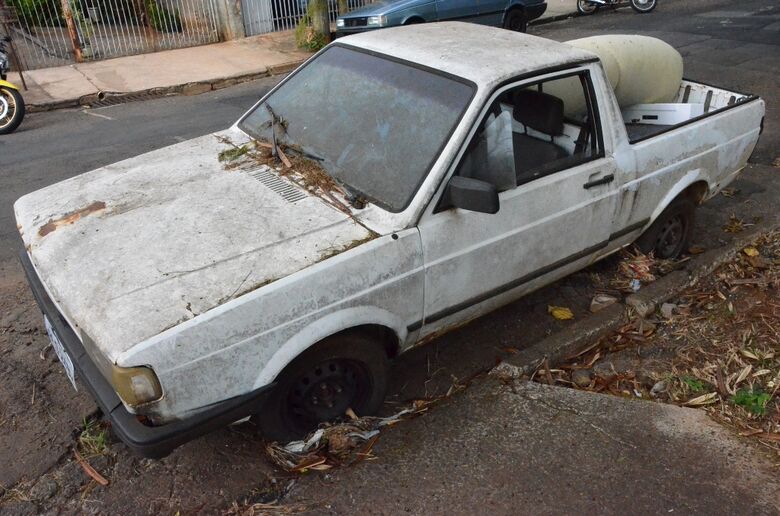 Prefeitura começa a recolher carros abandonados nas ruas de São Carlos -
