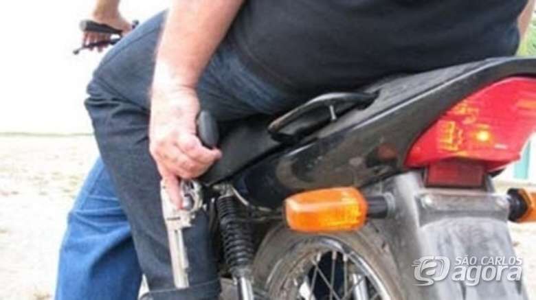 Motociclista é vítima de "saidinha de banco" no Centro - Crédito: Arquivo/SCA